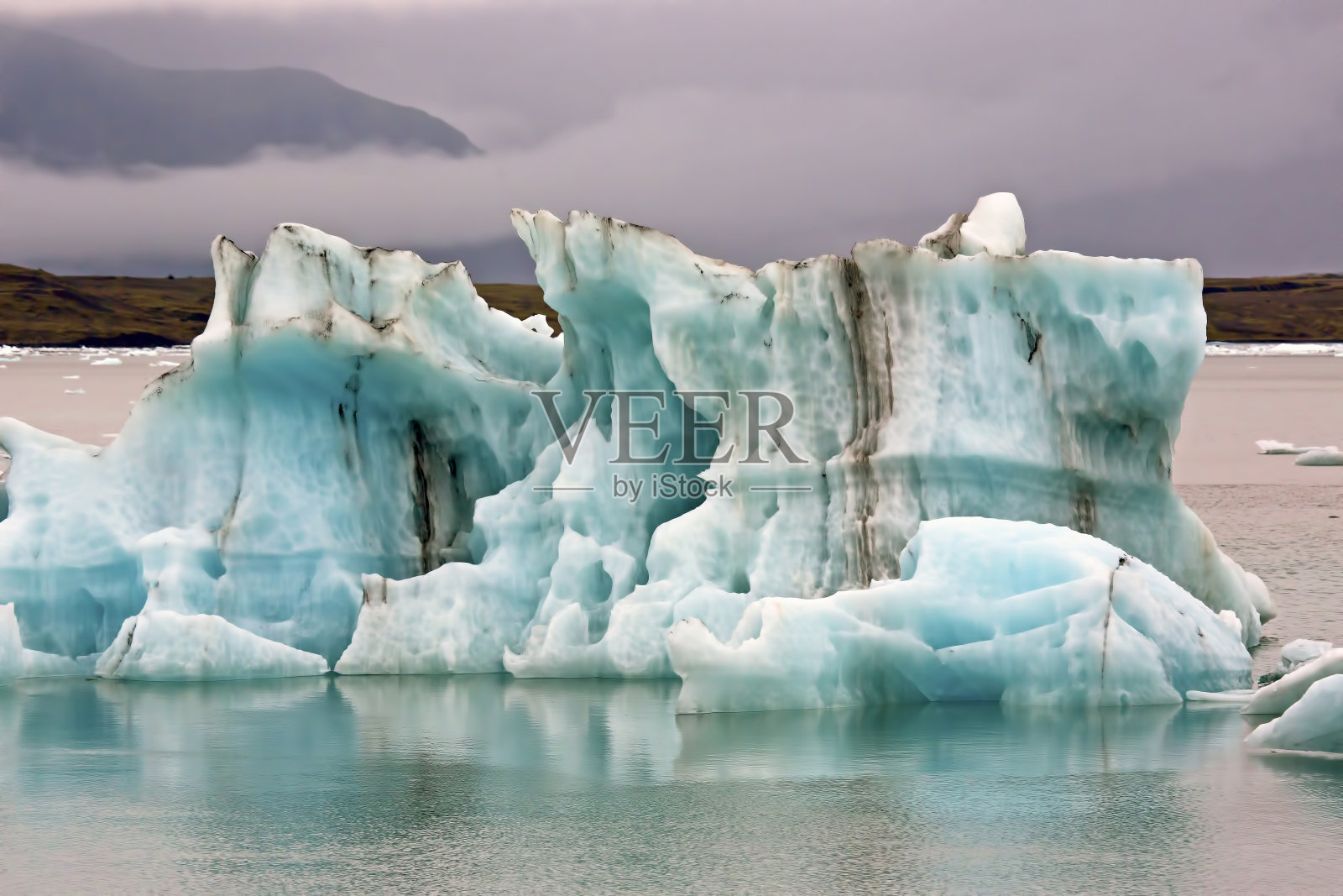 冰岛冰泻湖岸边的蓝冰照片摄影图片