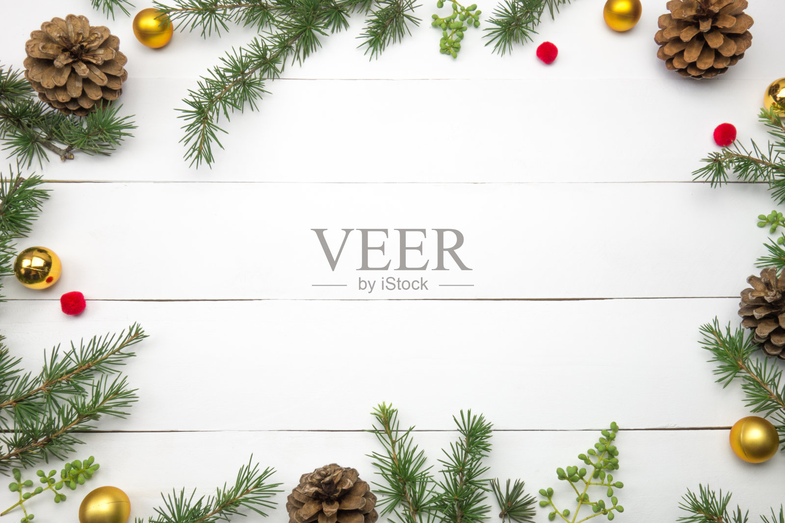 创意的圣诞布局。冷杉树枝、松果和金球。照片摄影图片