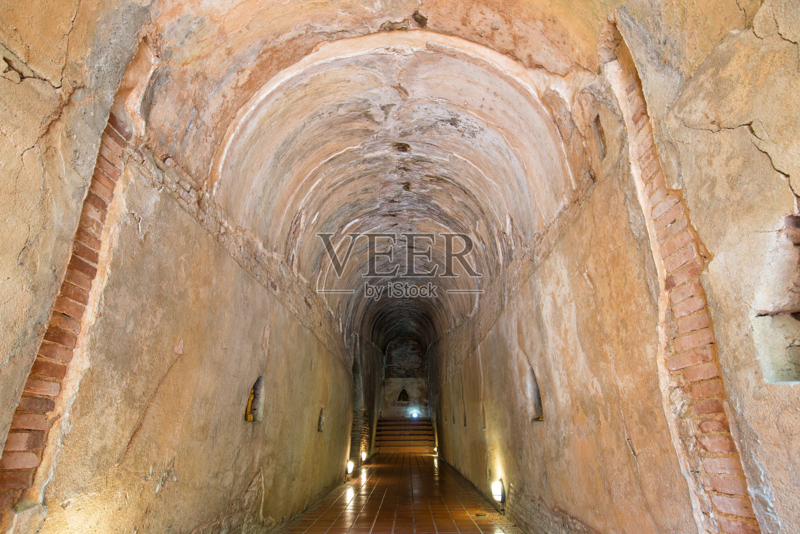 泰国清迈的乌蒙寺古隧道。照片摄影图片