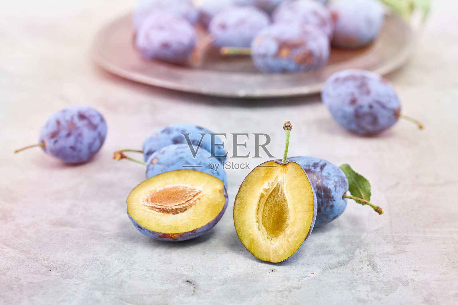 生的有机李子在一个在一个古老的背景照片摄影图片