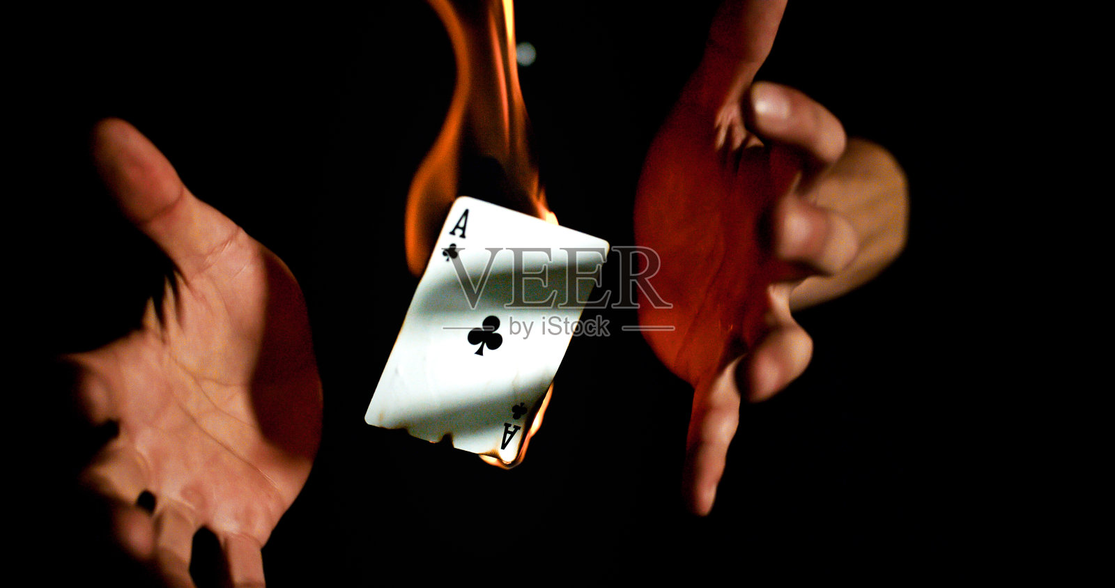 手间燃烧的ace照片摄影图片
