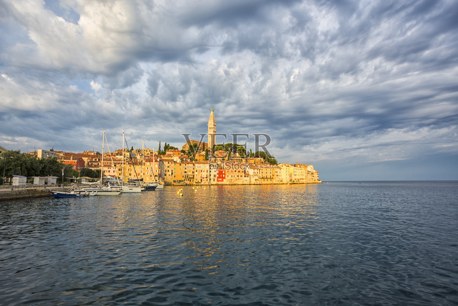 克罗地亚老城罗温吉的海边景色。照片摄影图片