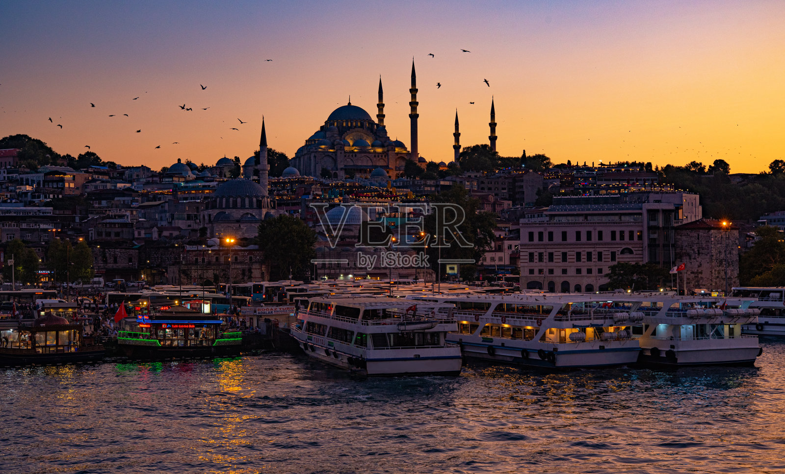 土耳其清真寺全景日落bosfor紫罗兰色天空伊斯坦布尔傍晚夏天照片摄影图片
