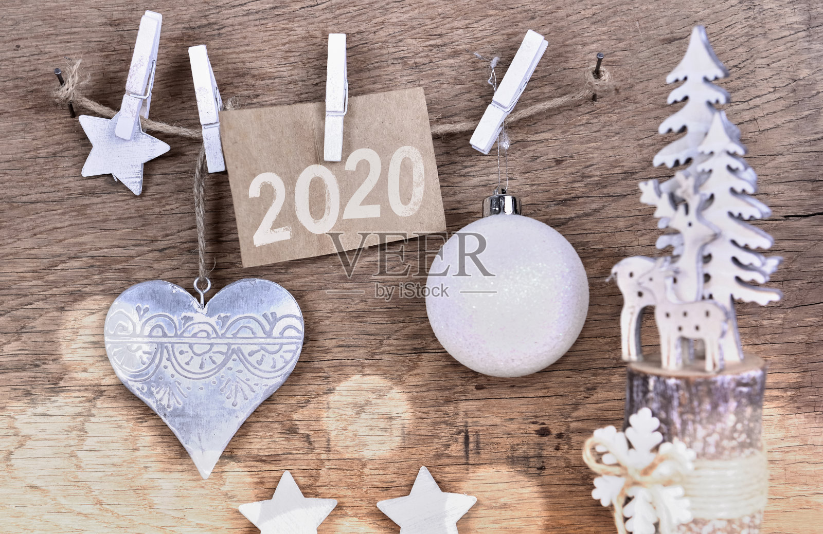 2020年的纸上标志和圣诞装饰一串串响照片摄影图片