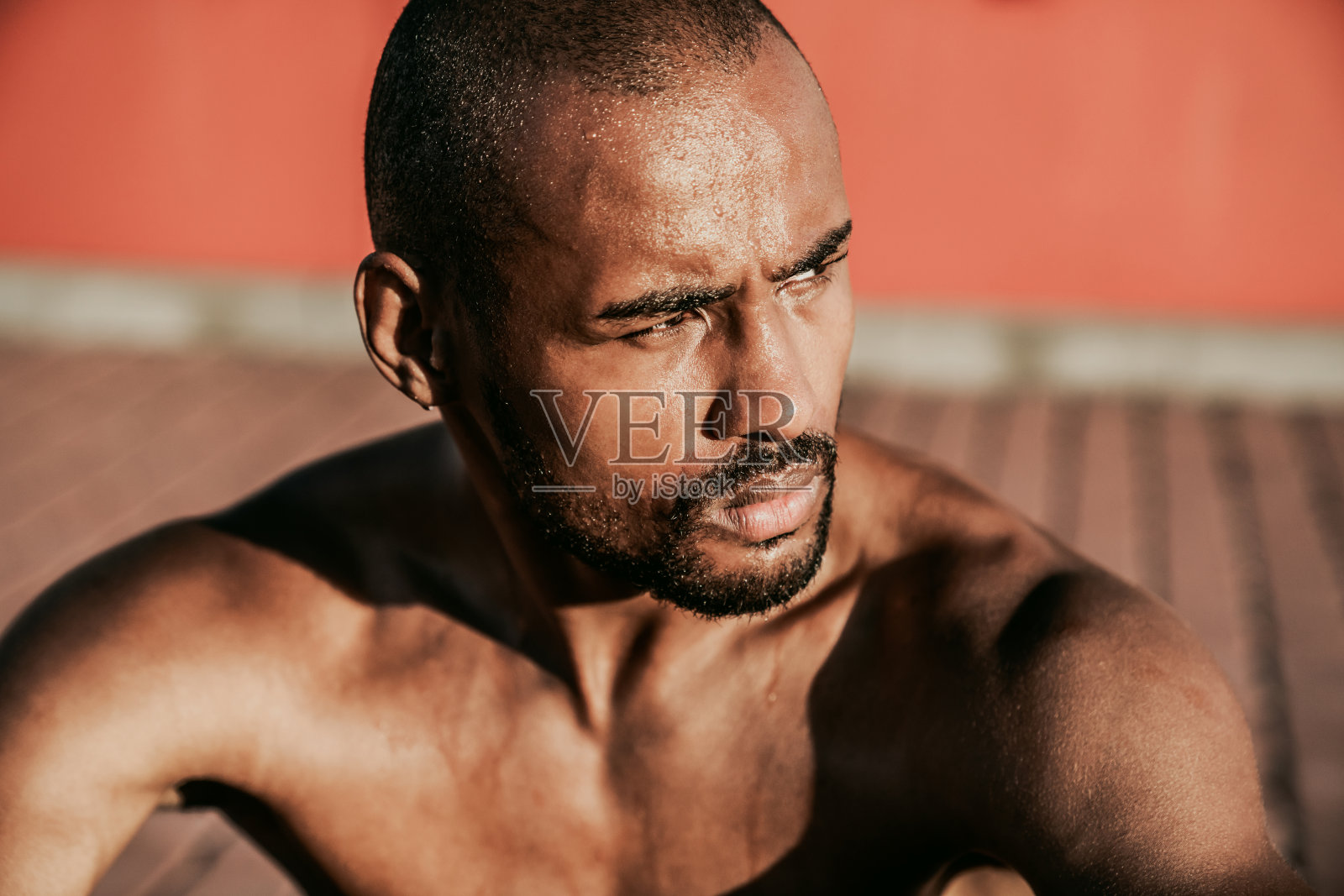 流汗的非洲跑步者在户外锻炼后休息的肖像，看在镜头里照片摄影图片