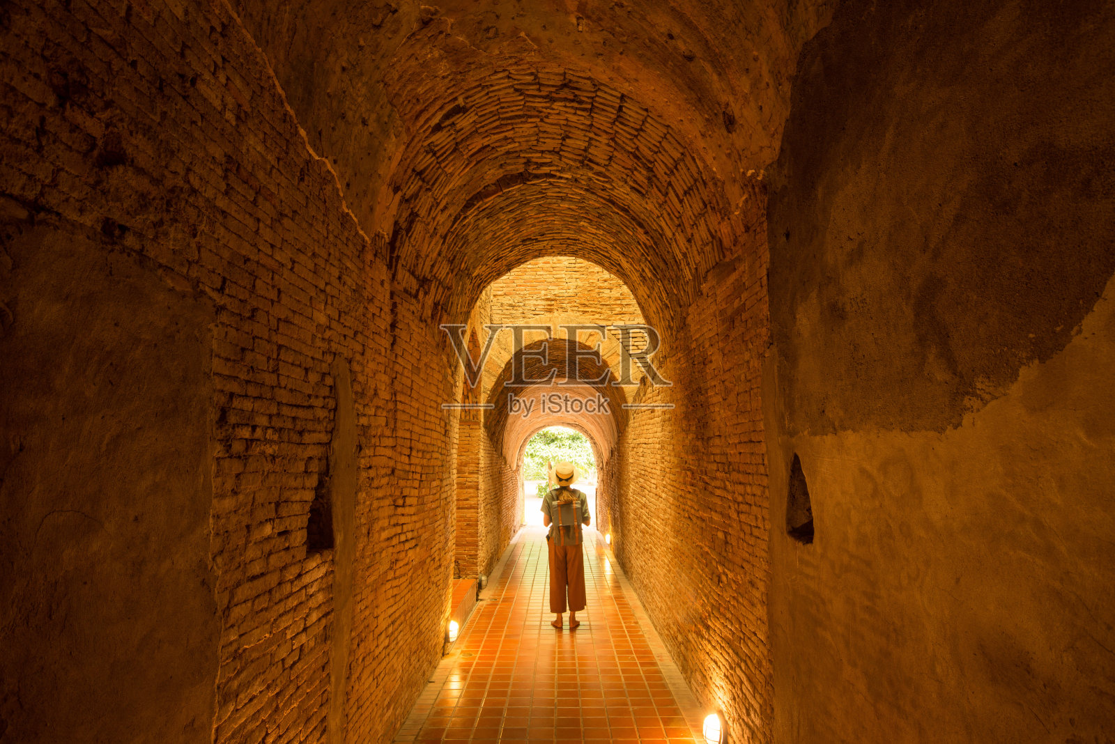 泰国清迈的乌蒙寺古隧道。照片摄影图片