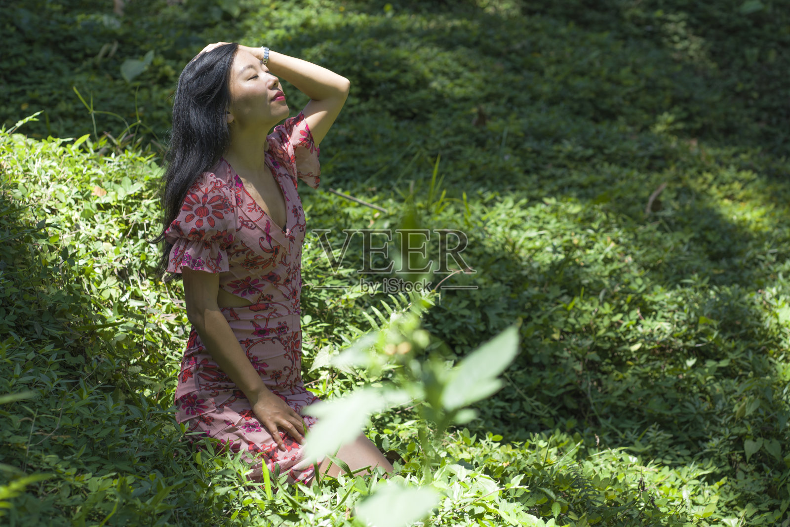 年轻美丽和快乐的亚洲韩国女人在时尚的服装享受冒险假日旅行探索自然在热带岛屿丛林感觉新鲜和放松的异国美欣喜照片摄影图片