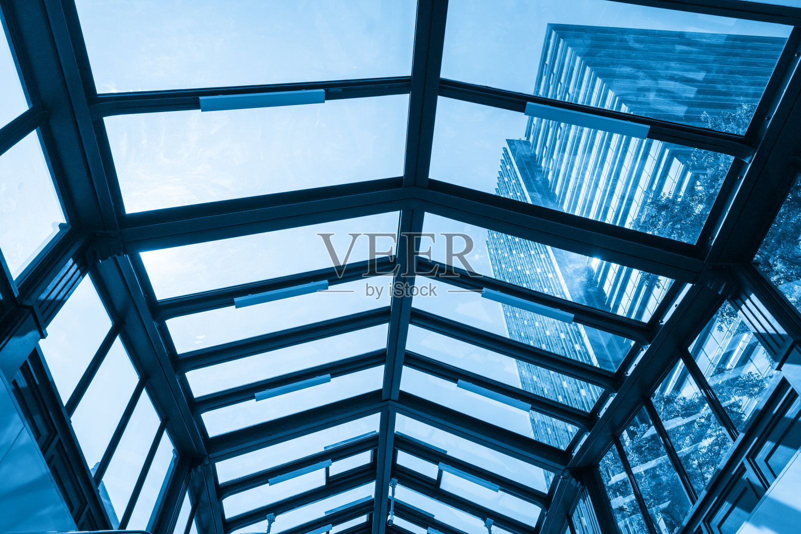 中国青岛金融中心的电梯和现代写字楼照片摄影图片