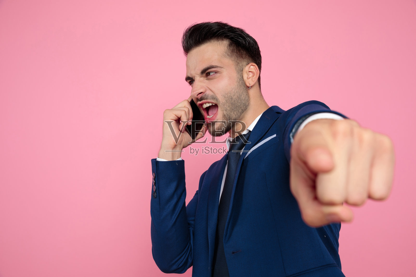 性感的年轻人一边打电话一边指指点点照片摄影图片