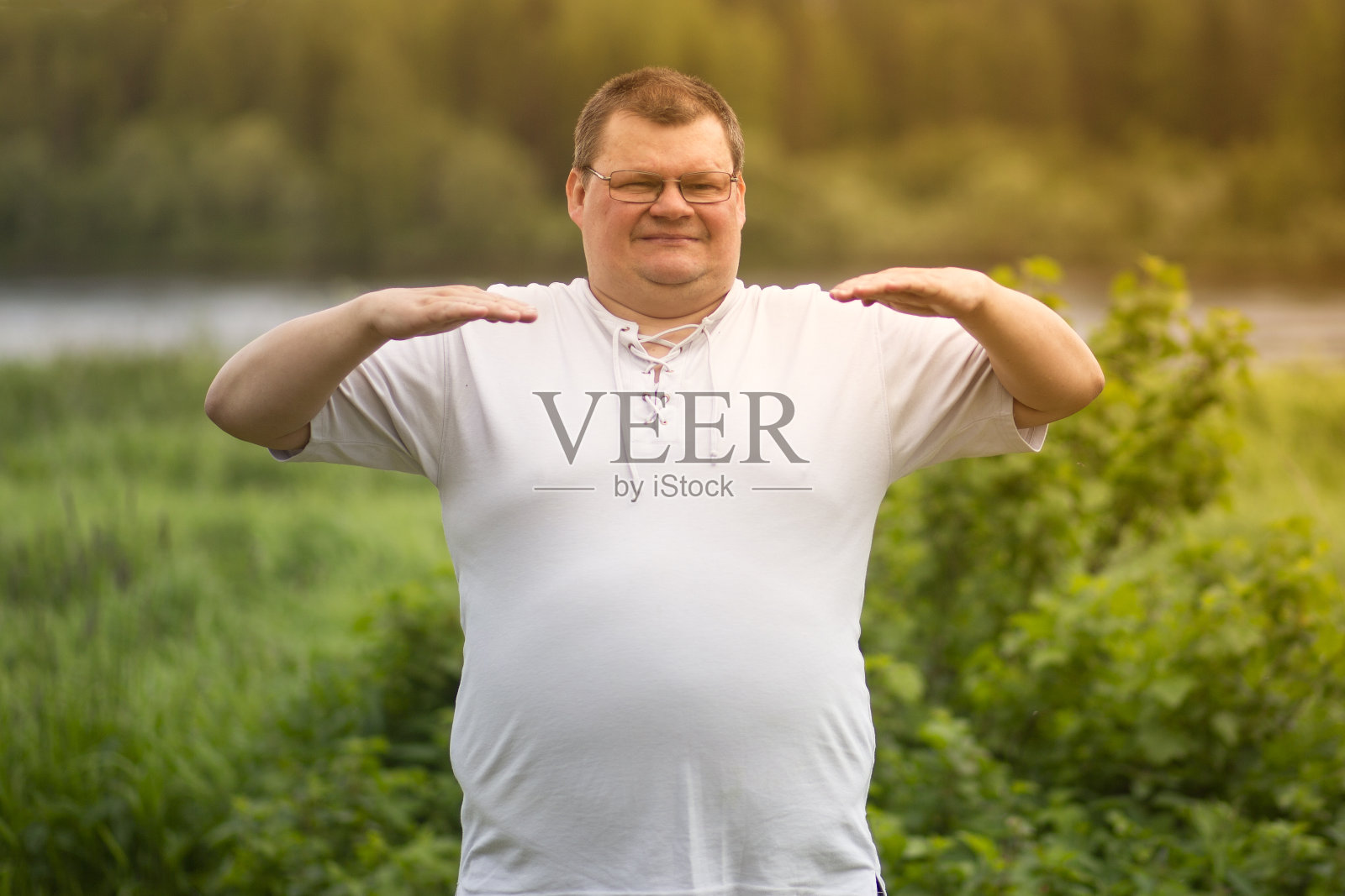 那个胖子订婚了照片摄影图片