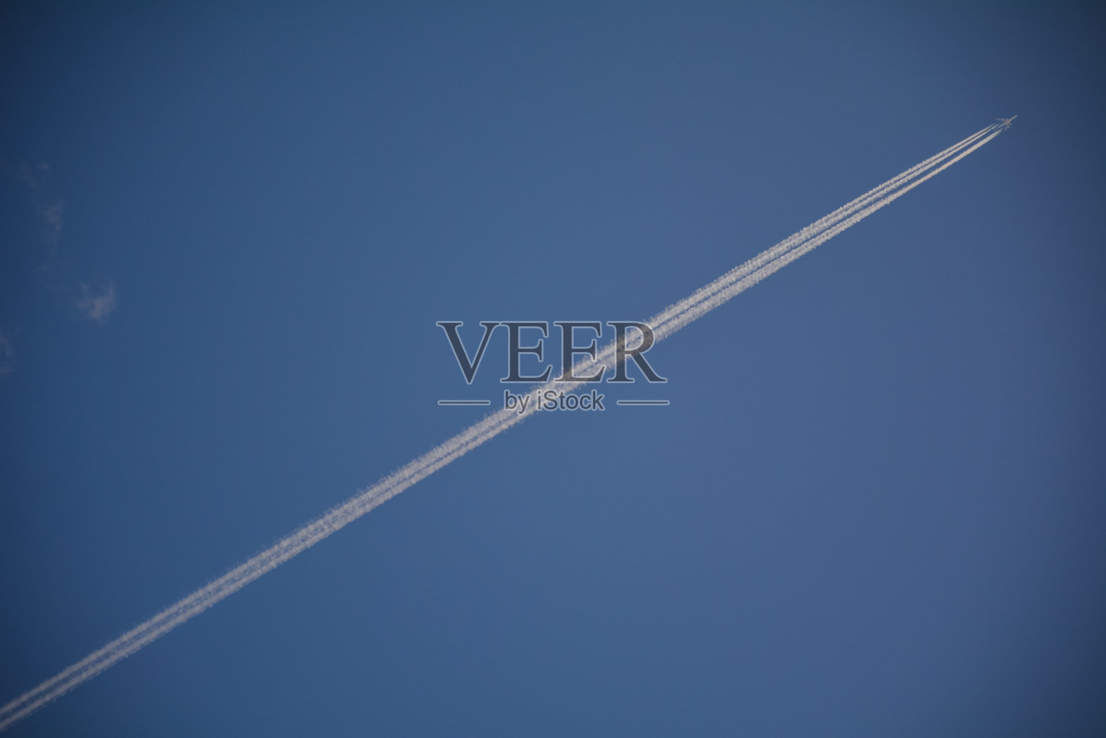 一架喷气式飞机在蓝天上留下的痕迹照片摄影图片