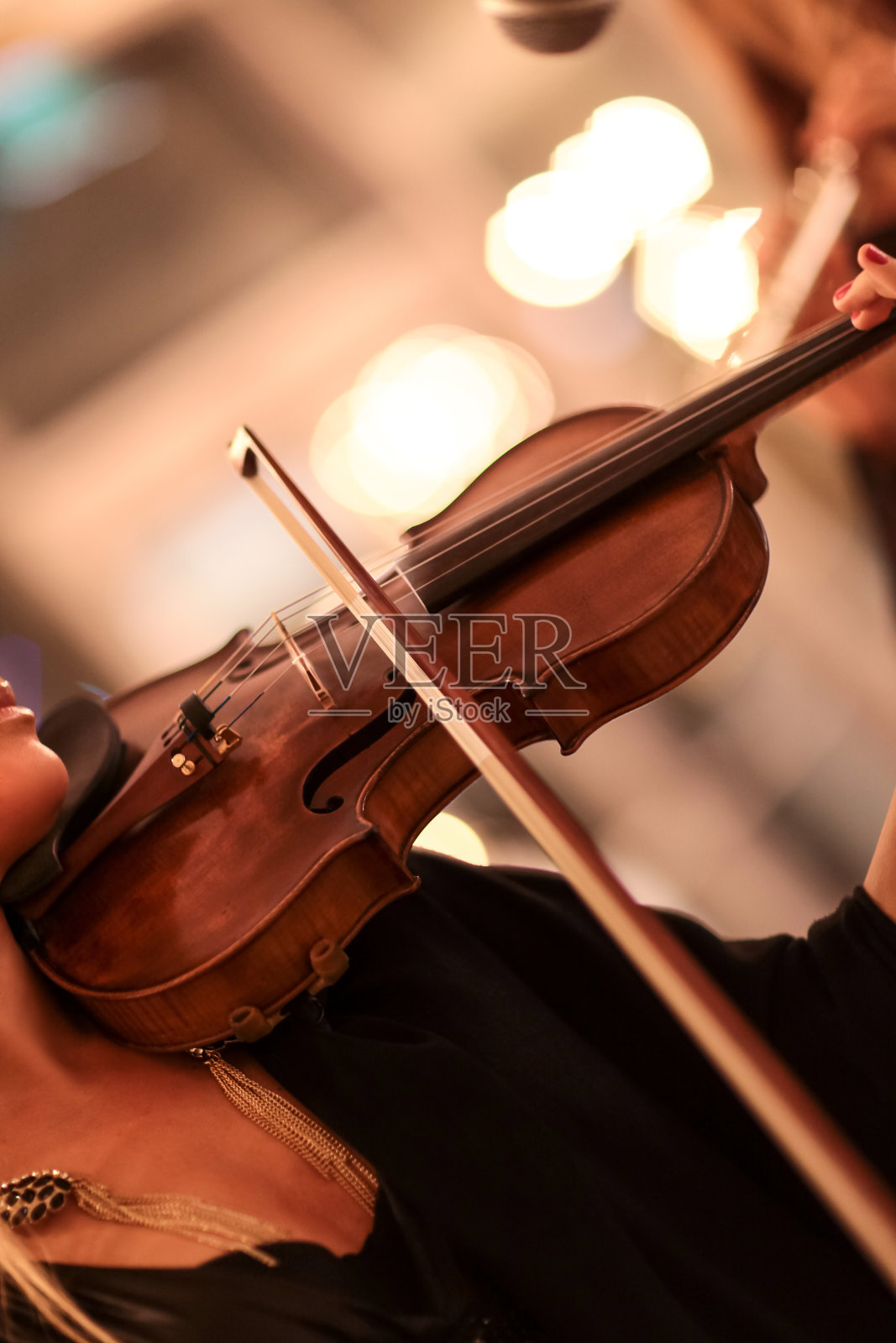 小提琴手的特写镜头照片摄影图片