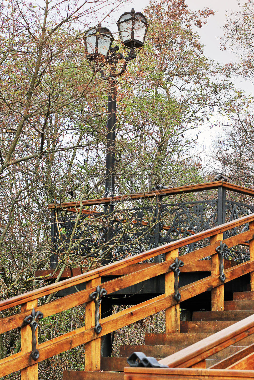 楼梯的一部分。公园里的楼梯照片摄影图片