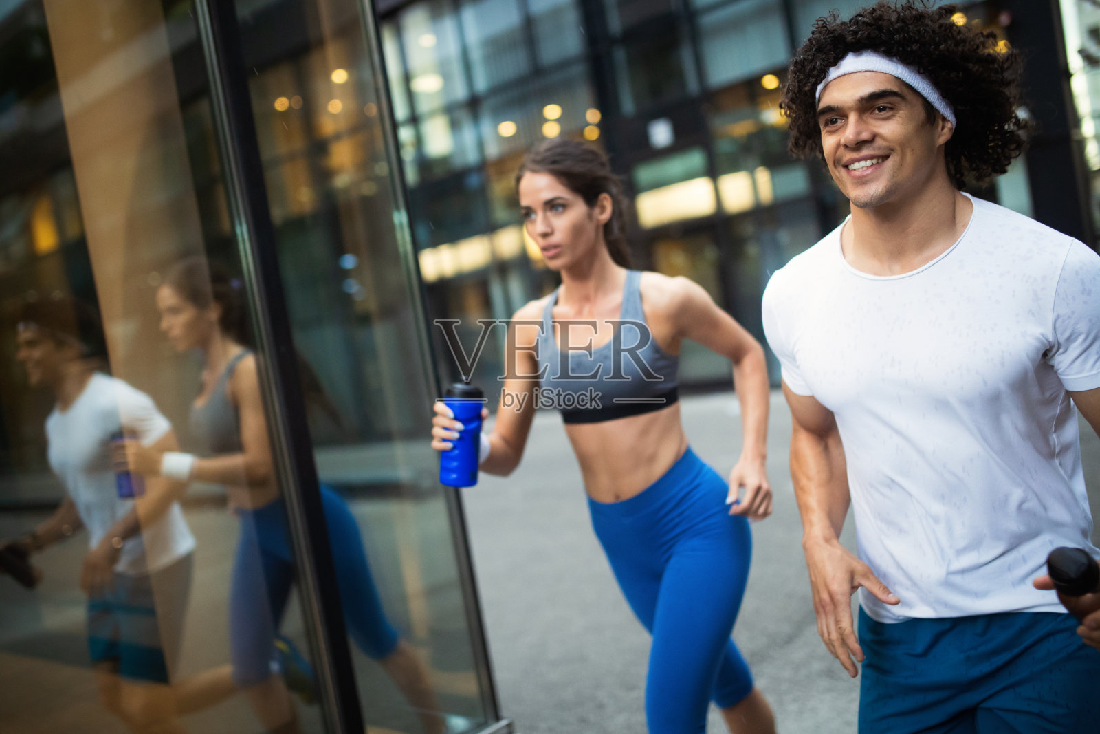 一对情侣在城市户外慢跑和跑步照片摄影图片