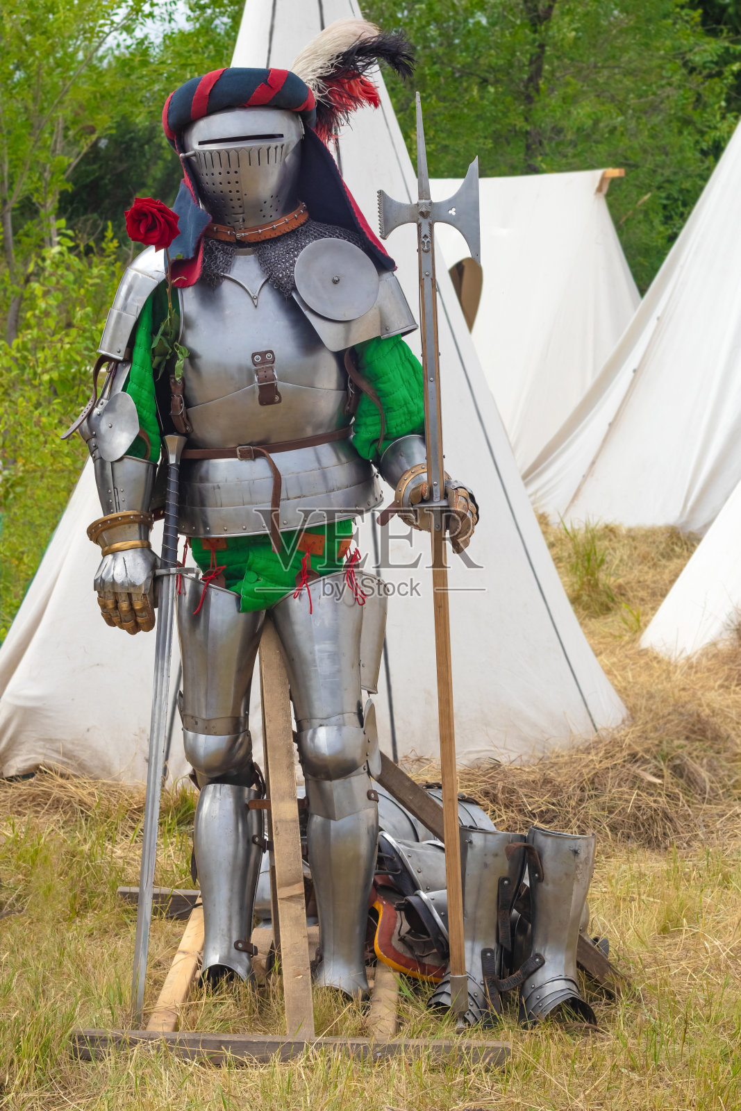 中世纪骑士的钢甲。照片摄影图片