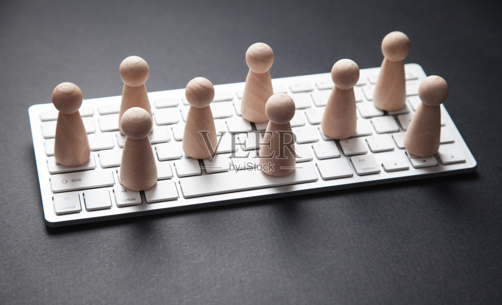 电脑键盘、鼠标和人物。社交媒体，网络，联系人照片摄影图片