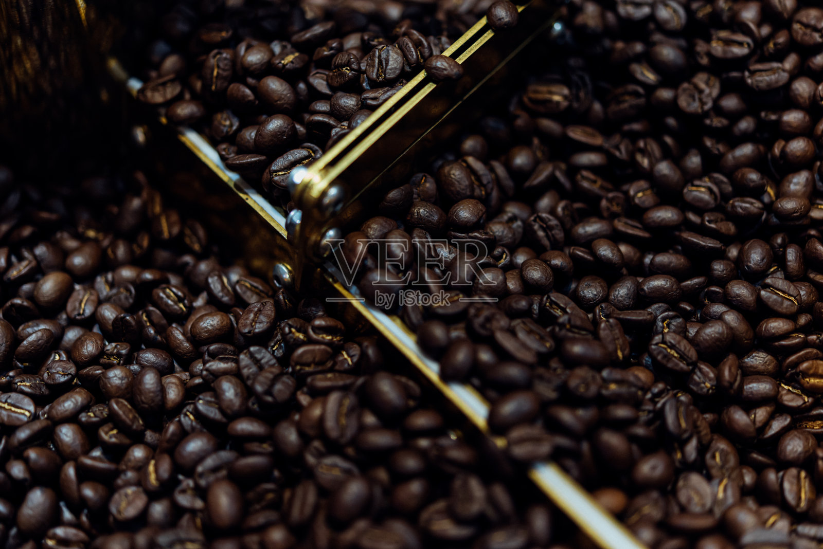 咖啡豆在烘豆机照片摄影图片