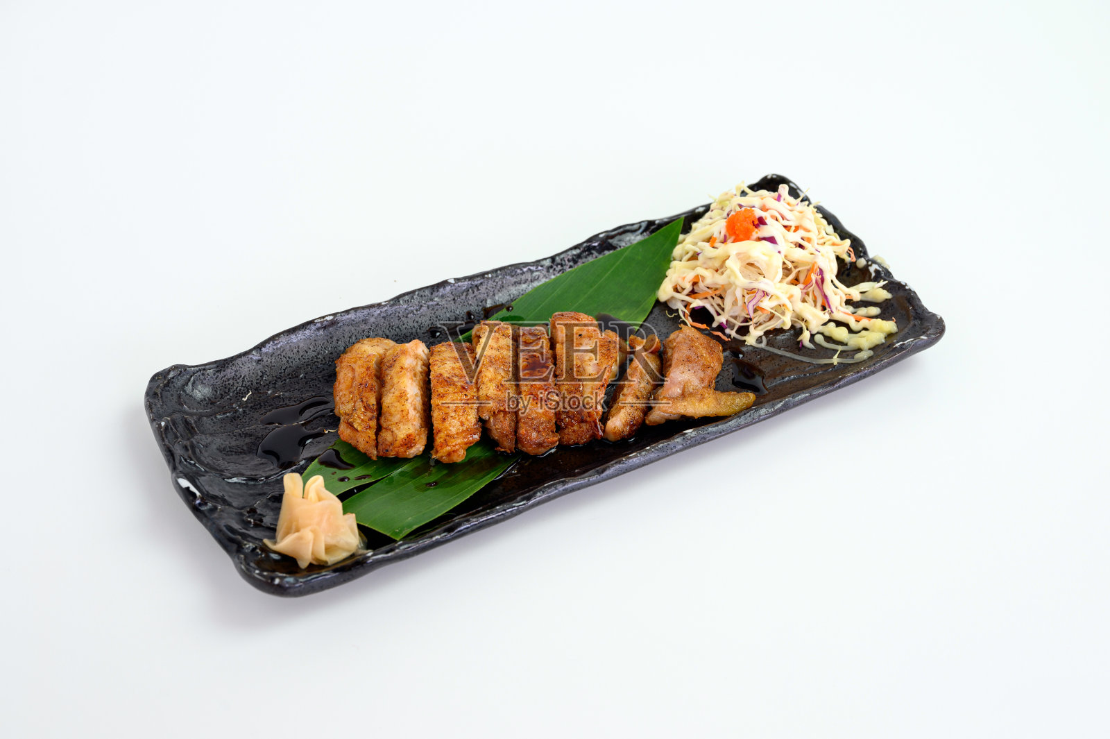 鸡排配照烧酱和卷心菜沙拉照片摄影图片