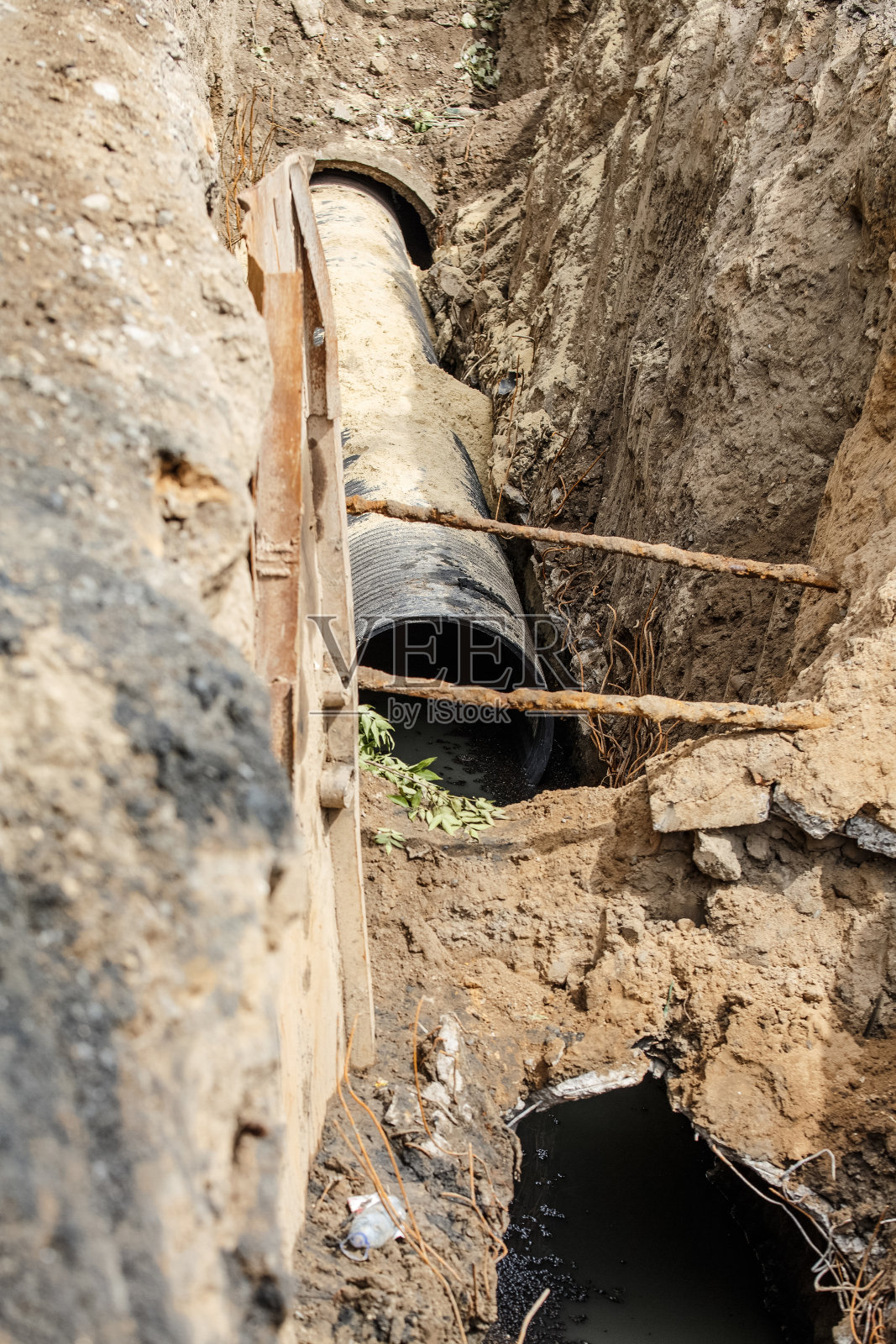 更换深埋地下的污水管照片摄影图片