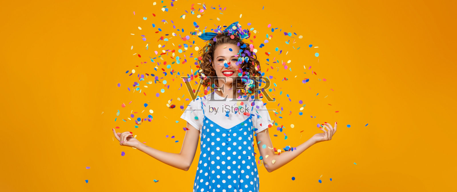 快乐有趣的年轻女人，黄色的彩纸照片摄影图片