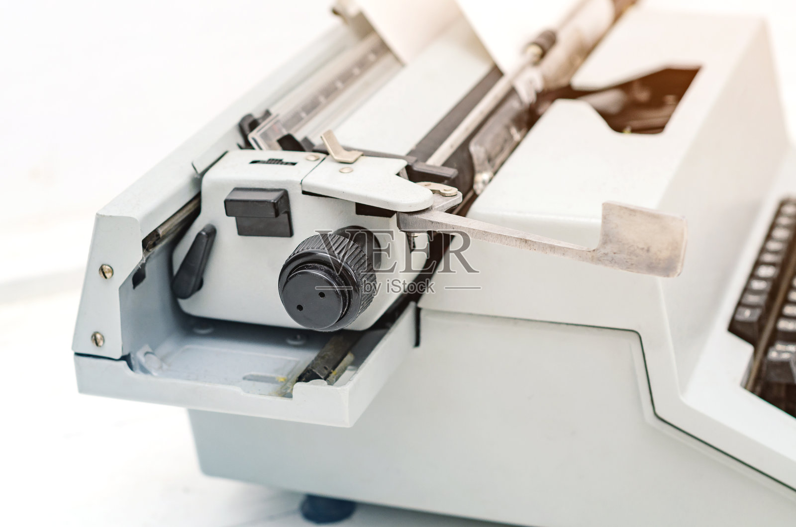 纸是装在机械打字机的轴上的照片摄影图片