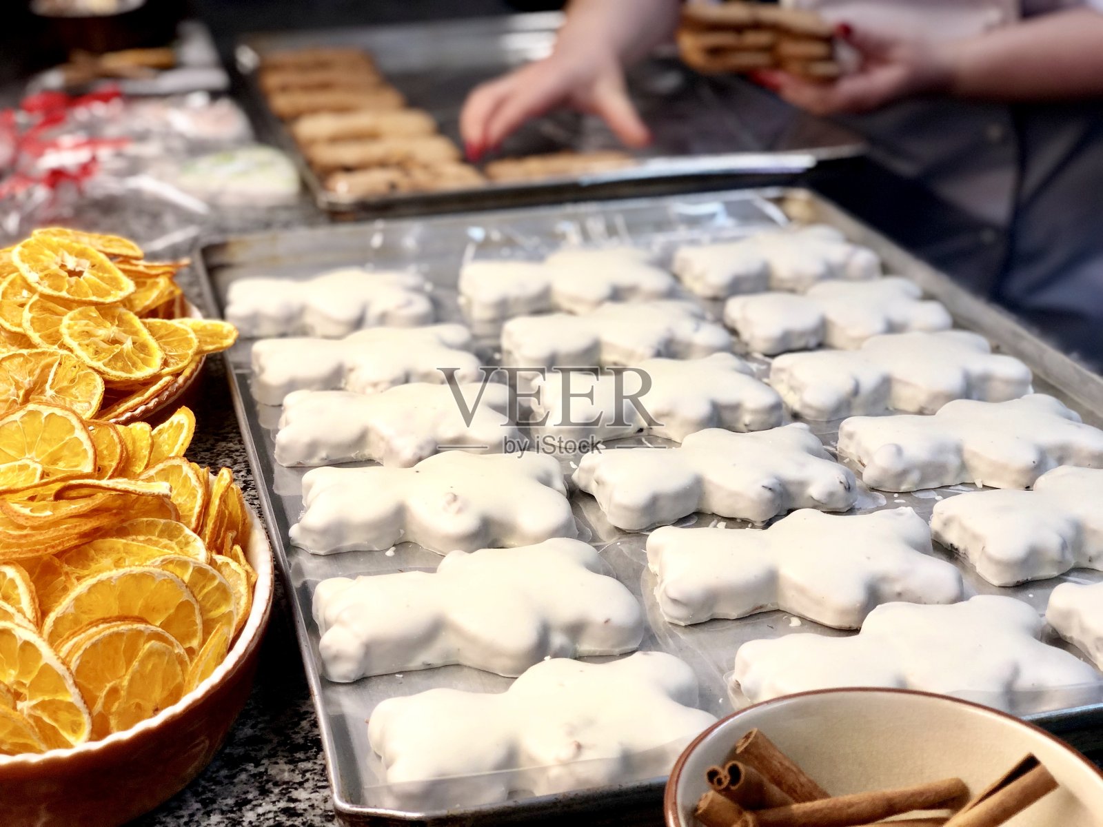 烹饪姜饼熊照片摄影图片