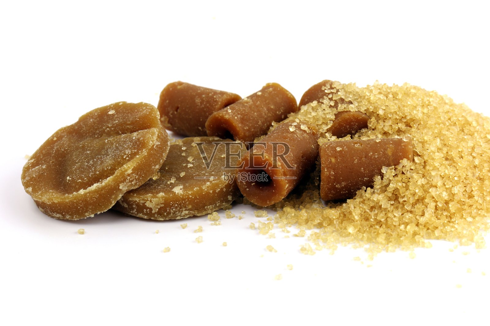 砂糖、砂糖浓缩物、甘蔗棕芦苇方糖及各种白底圆球棕糖方糖照片摄影图片