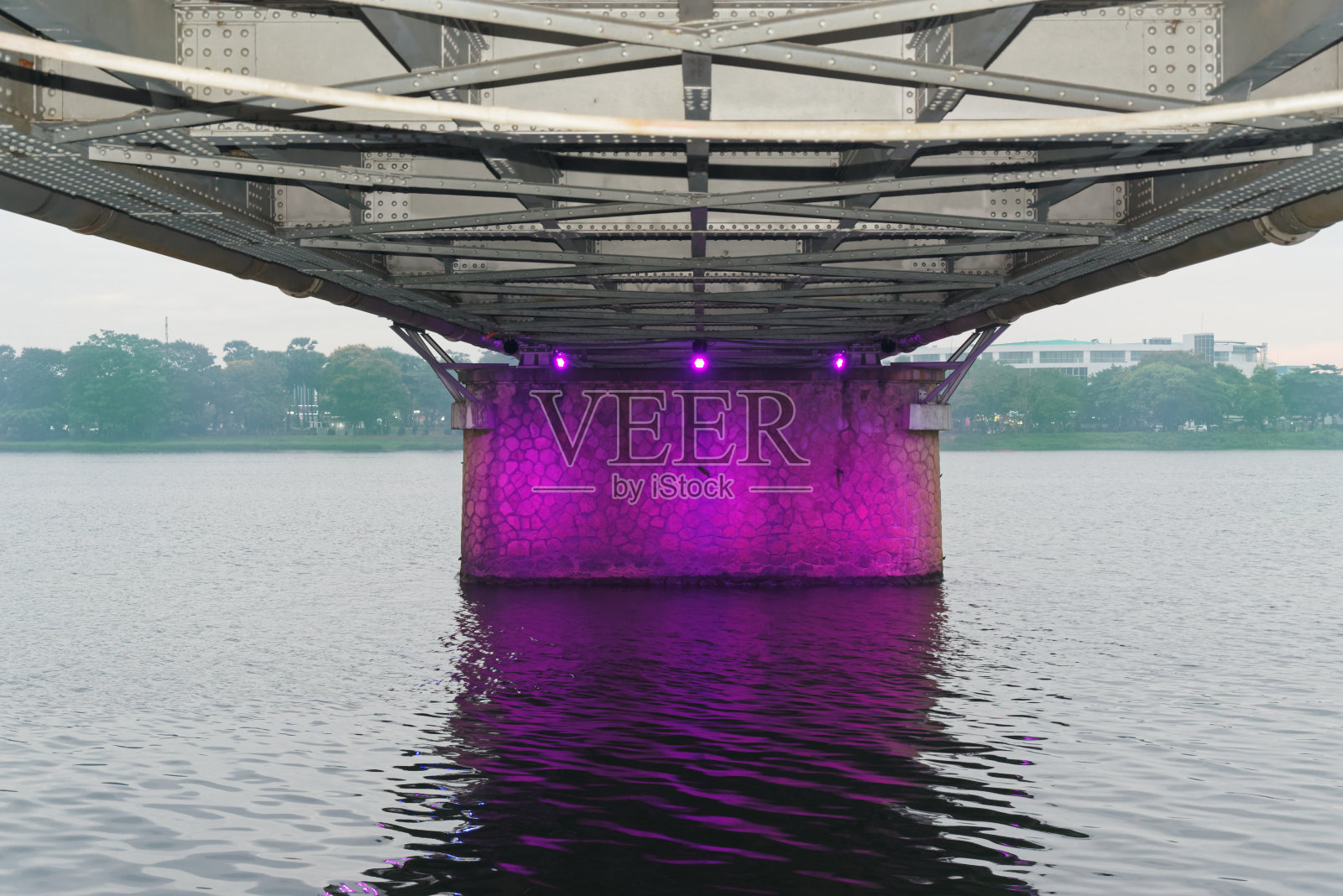 桥下有照明桥墩照片摄影图片