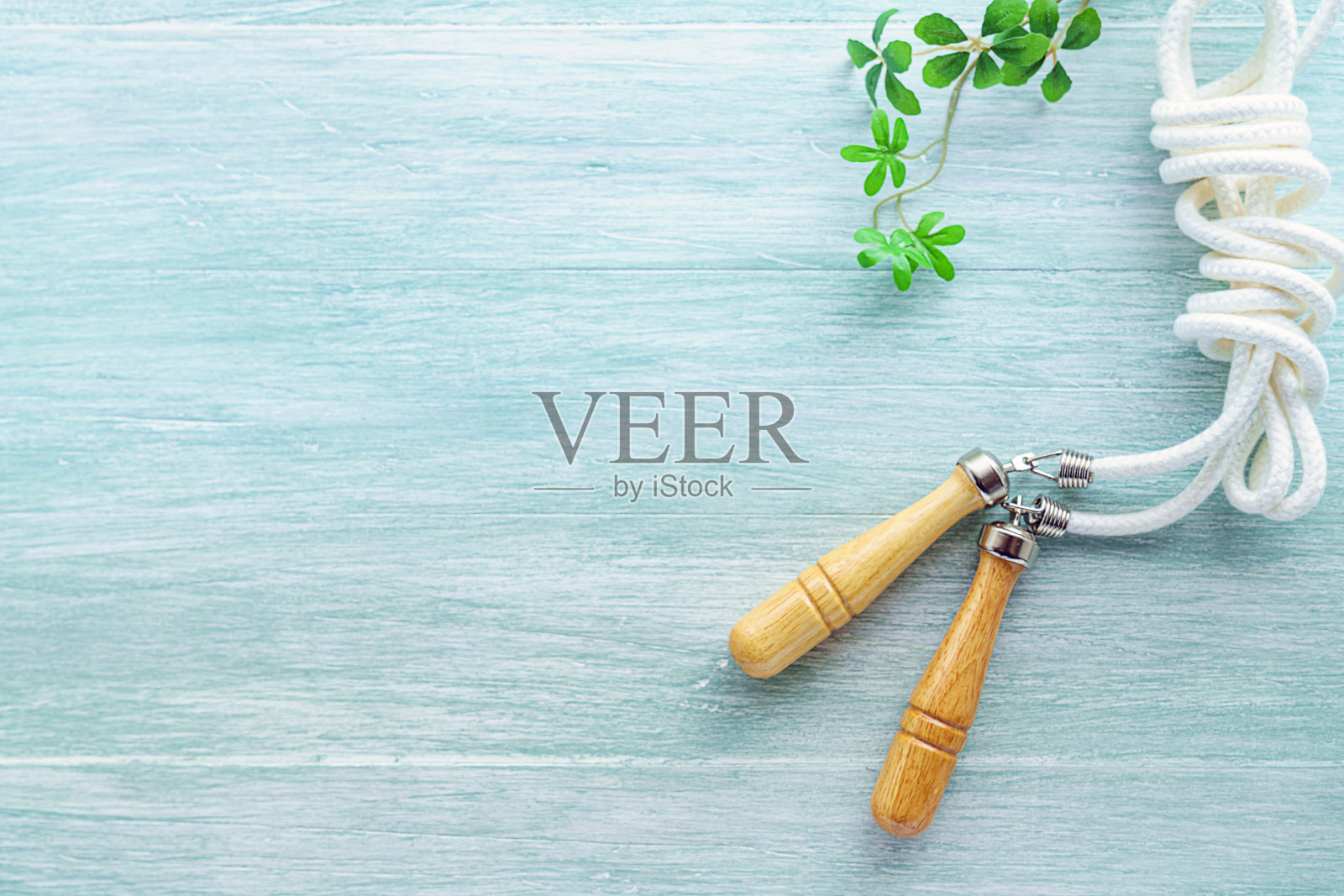 木制背景的健身设备(跳绳)照片摄影图片