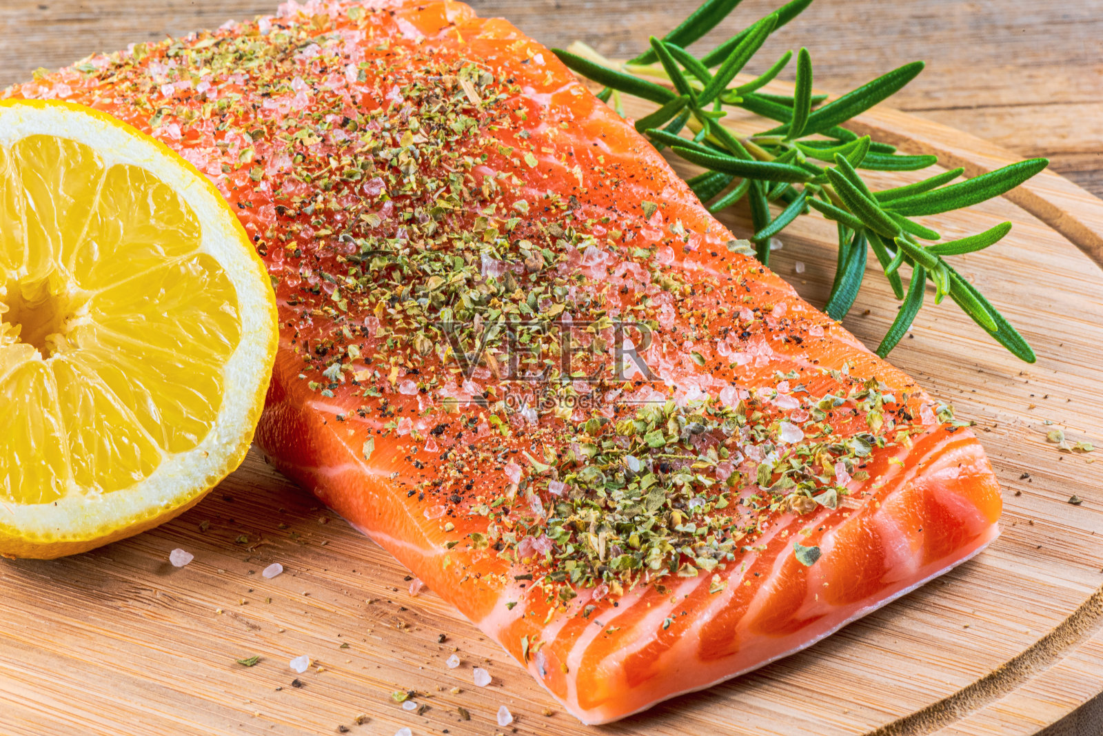 木桌上的三文鱼片照片摄影图片