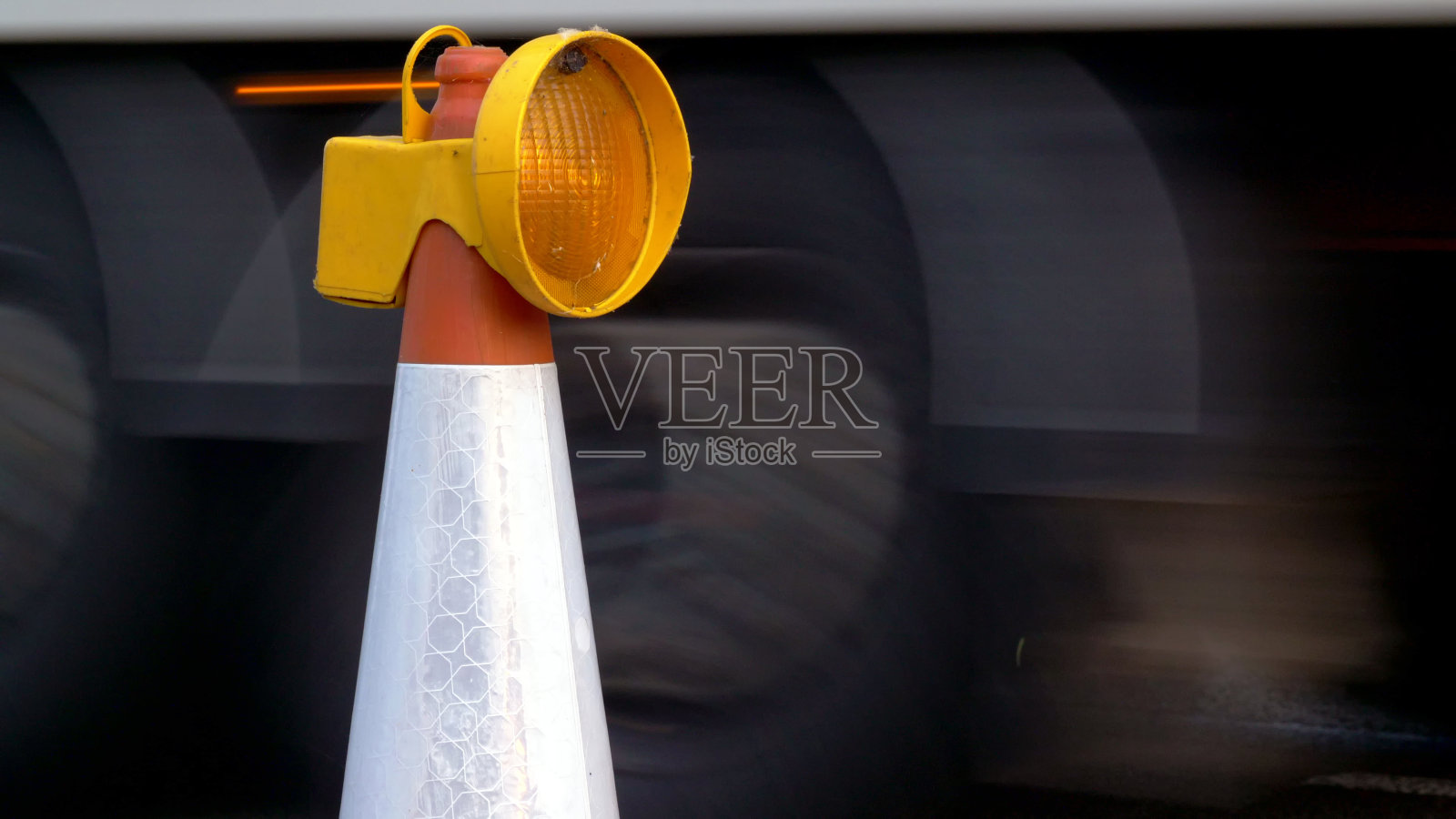 英国高速公路上的锥状路面在傍晚有车辆通过照片摄影图片