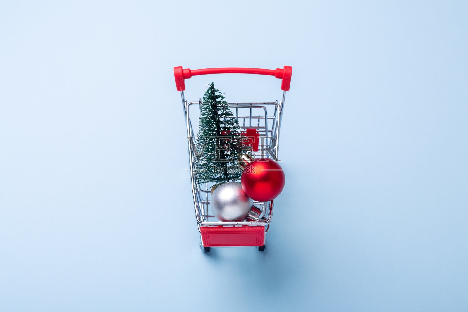 迷你手推车拷贝蓝色背景与杉树圣诞销售概念俯视图拷贝空间照片摄影图片