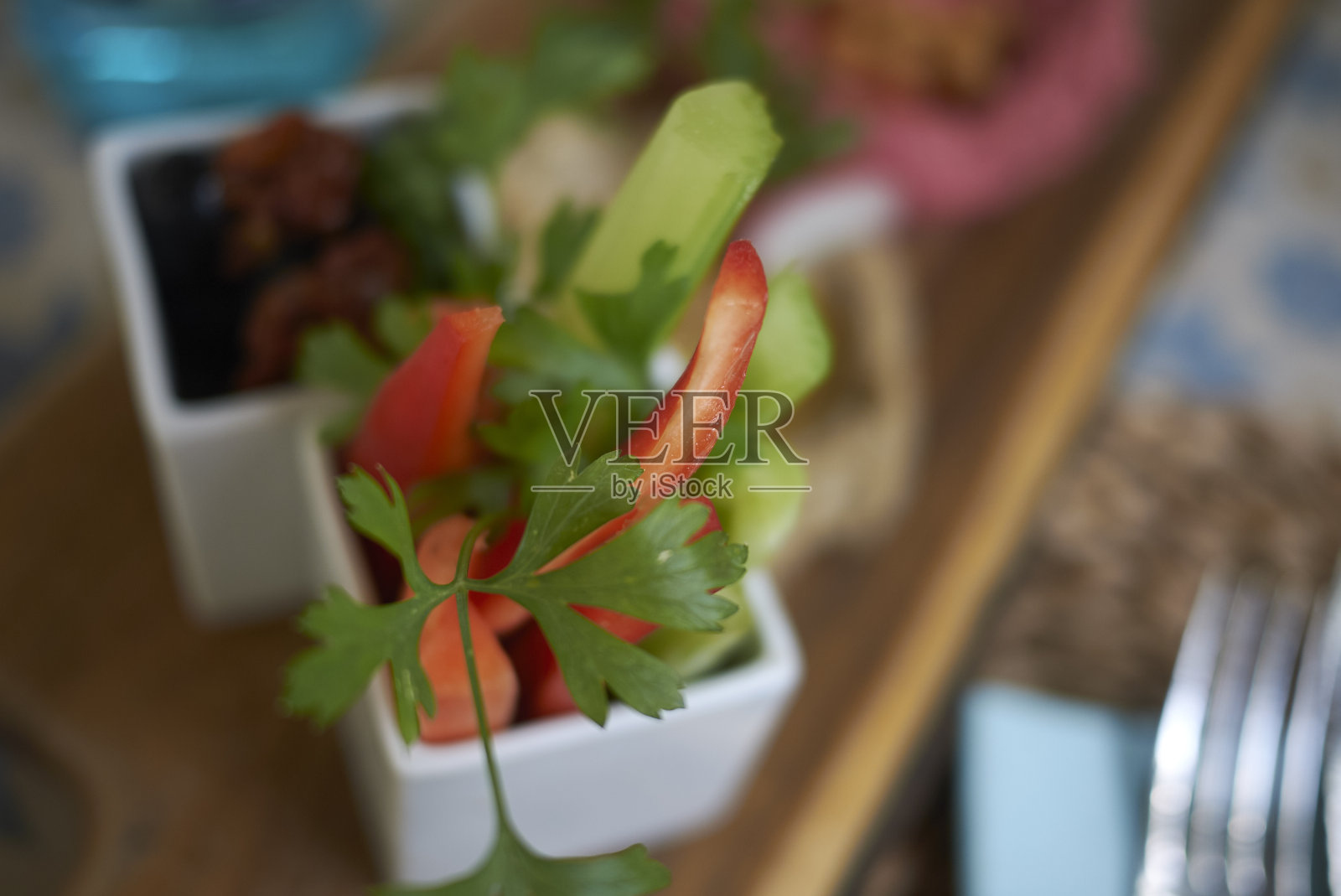 红辣椒，胡萝卜和芹菜作为开胃菜照片摄影图片