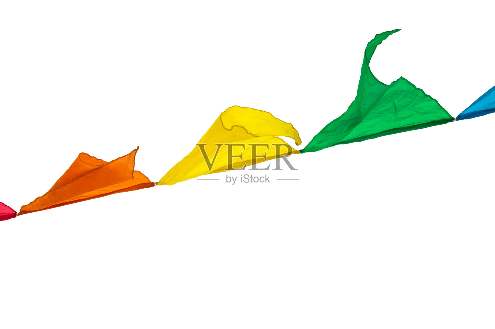 五彩缤纷的三角旗装饰着狂欢节和假日，悬挂在绳子上，在户外随风飘扬，通过剪报孤立在白色的背景上照片摄影图片