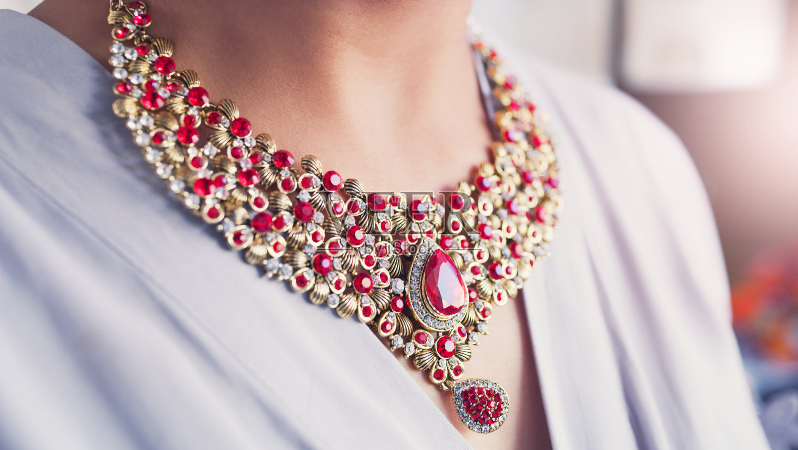 她为特别的日子准备的项链照片摄影图片