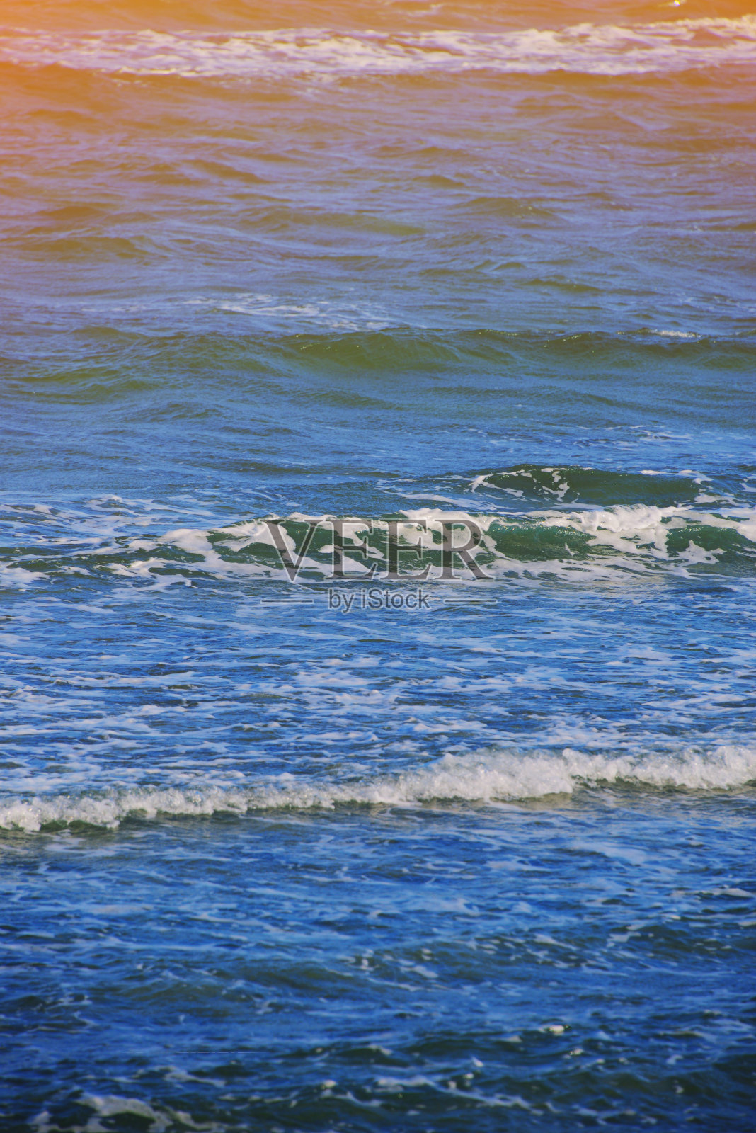 抽象干净的海洋背景，看水面上的波纹泡沫。深蓝色的海浪。平静的海洋水背景景观。清澈的水波质感。热带夏季的海洋水藻。照片摄影图片