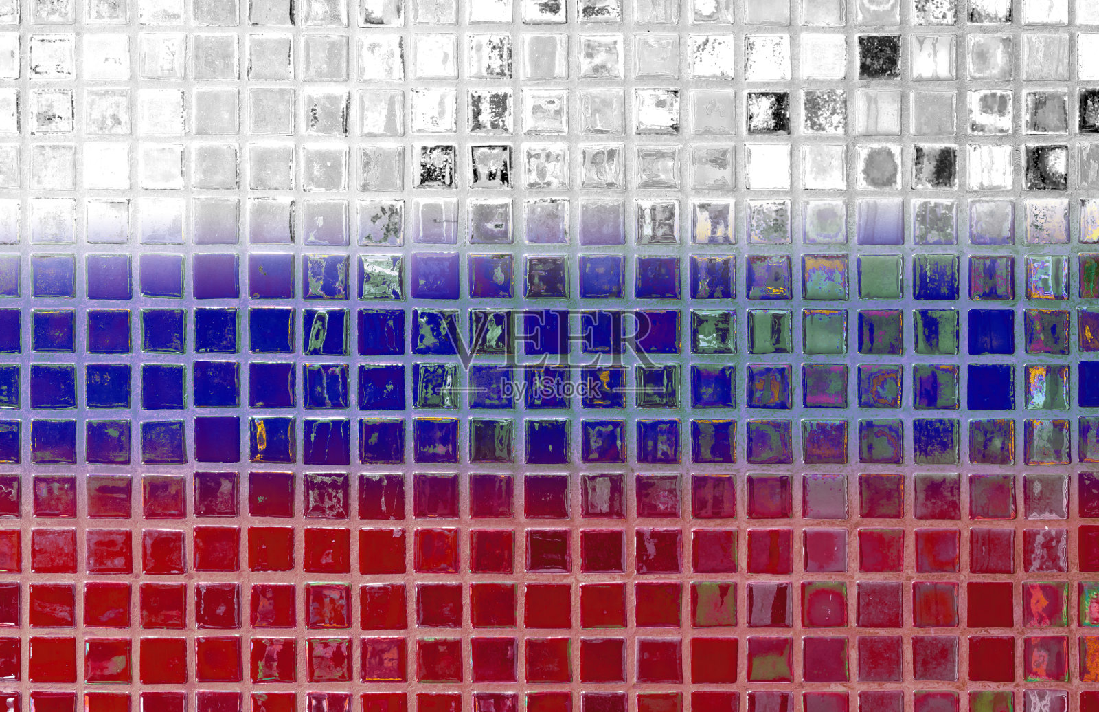 光在一面半透明瓷砖墙上形成的俄罗斯国旗照片摄影图片