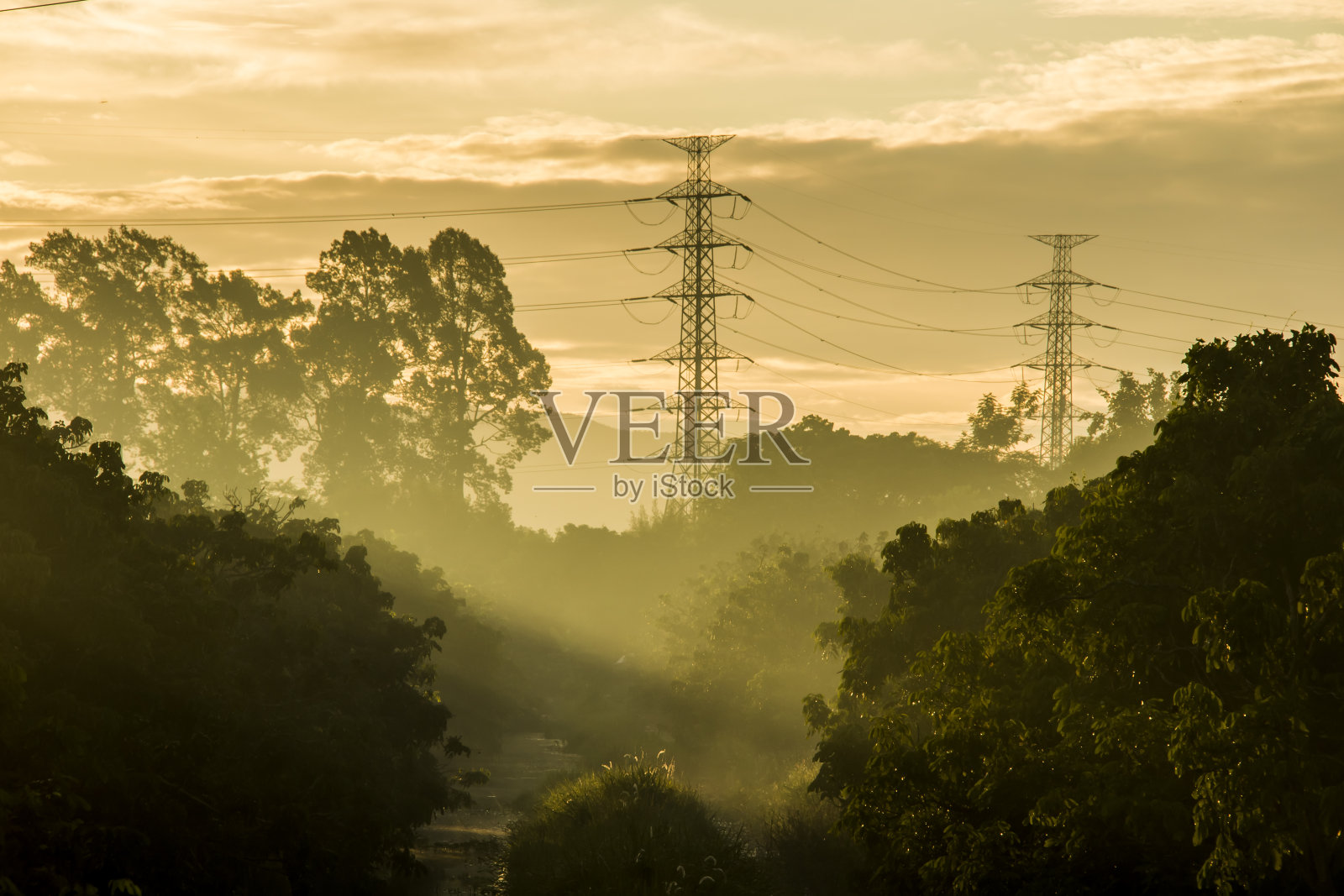 有阳光的高压电杆照片摄影图片