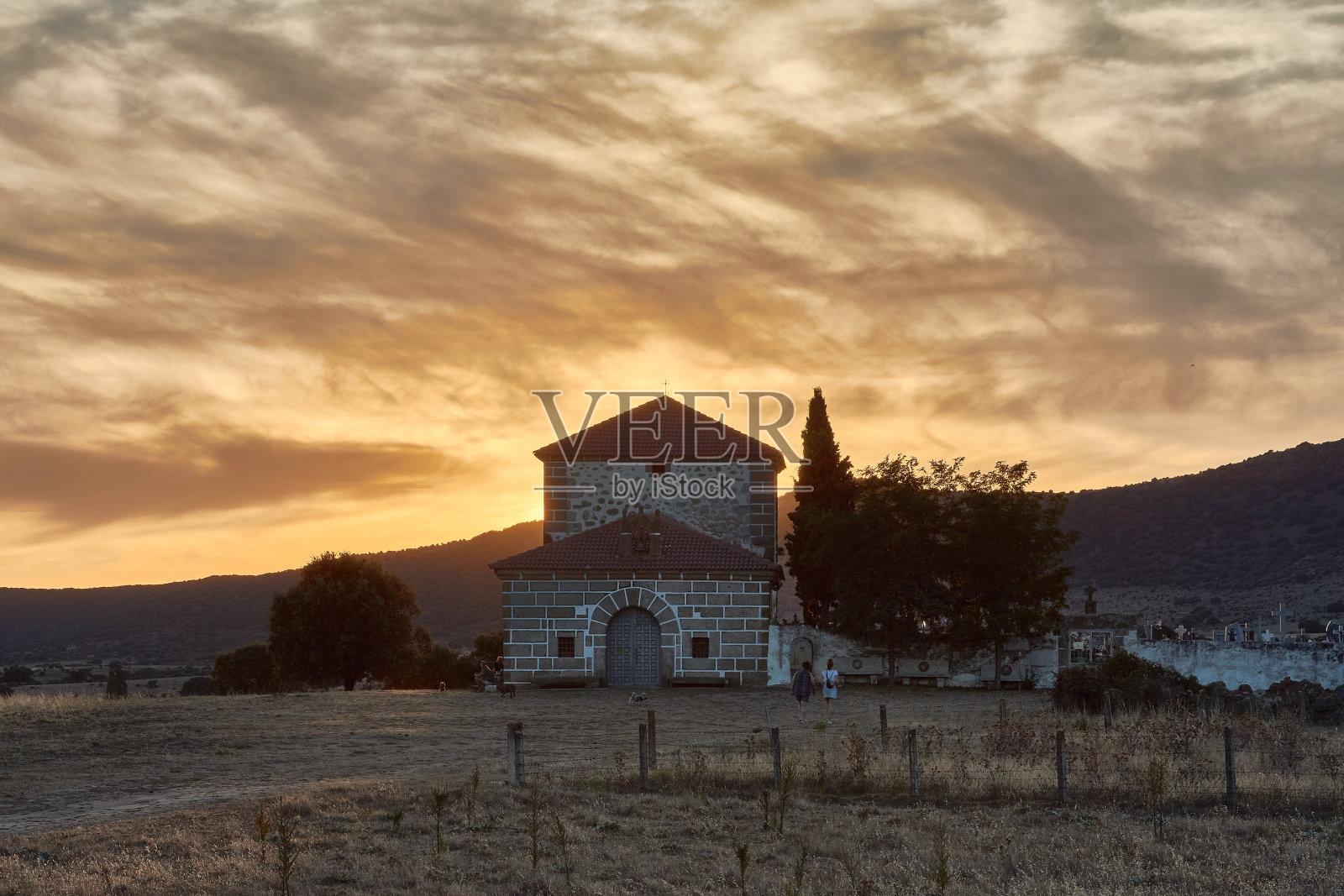 西班牙，萨拉曼卡，León, Gallegos de Solmirón, Gracia Carrero的墓地日落照片摄影图片