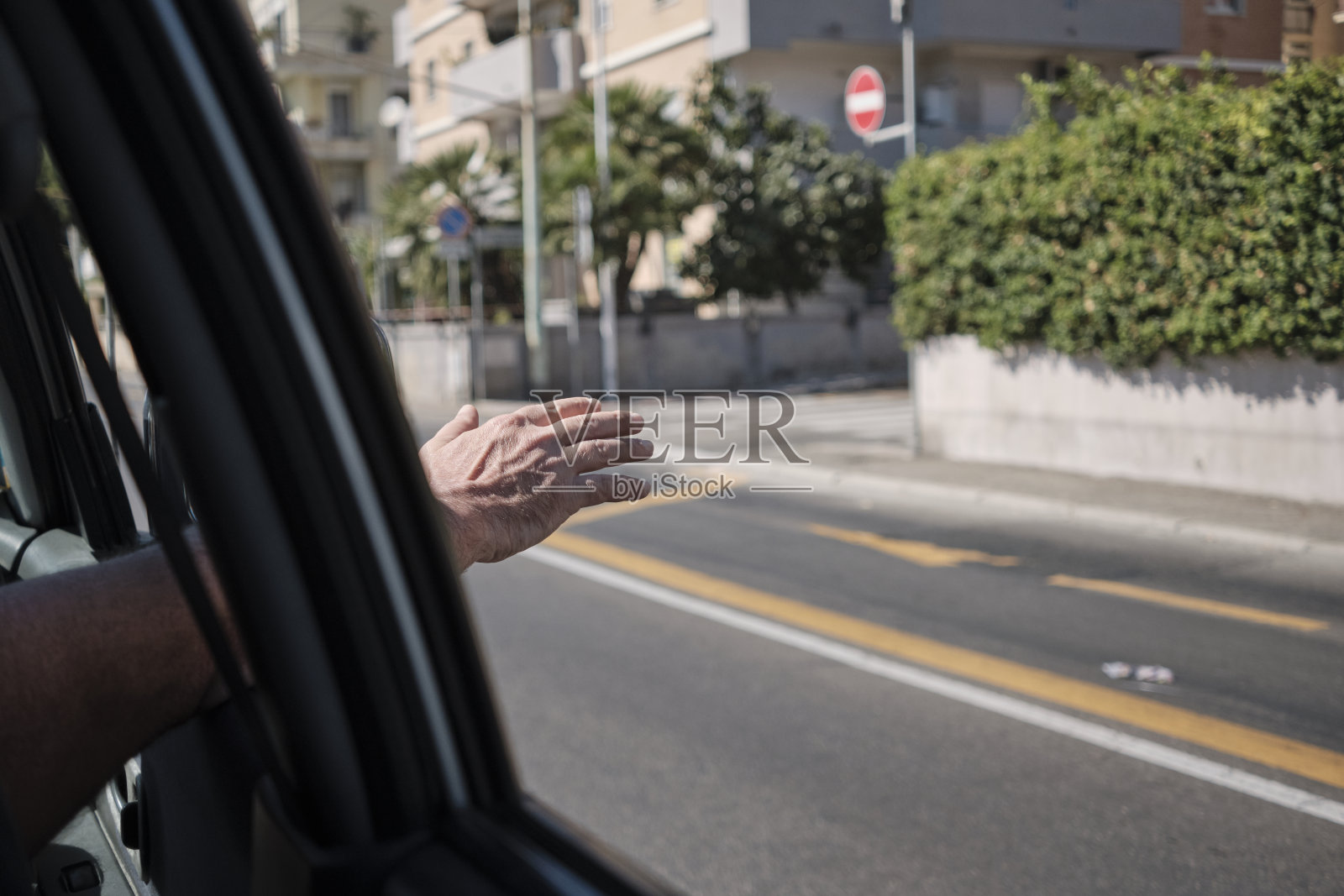 男人的手摸着车窗外的空气照片摄影图片