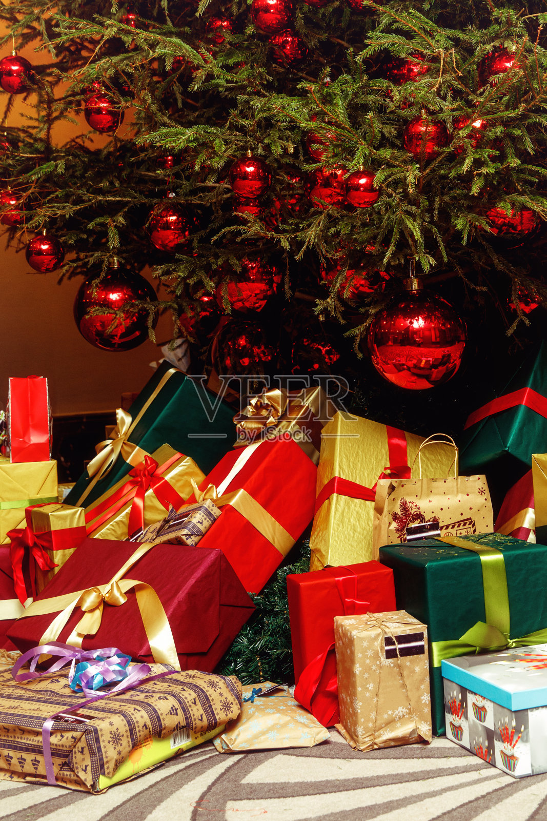 圣诞树下的节日礼物。照片摄影图片
