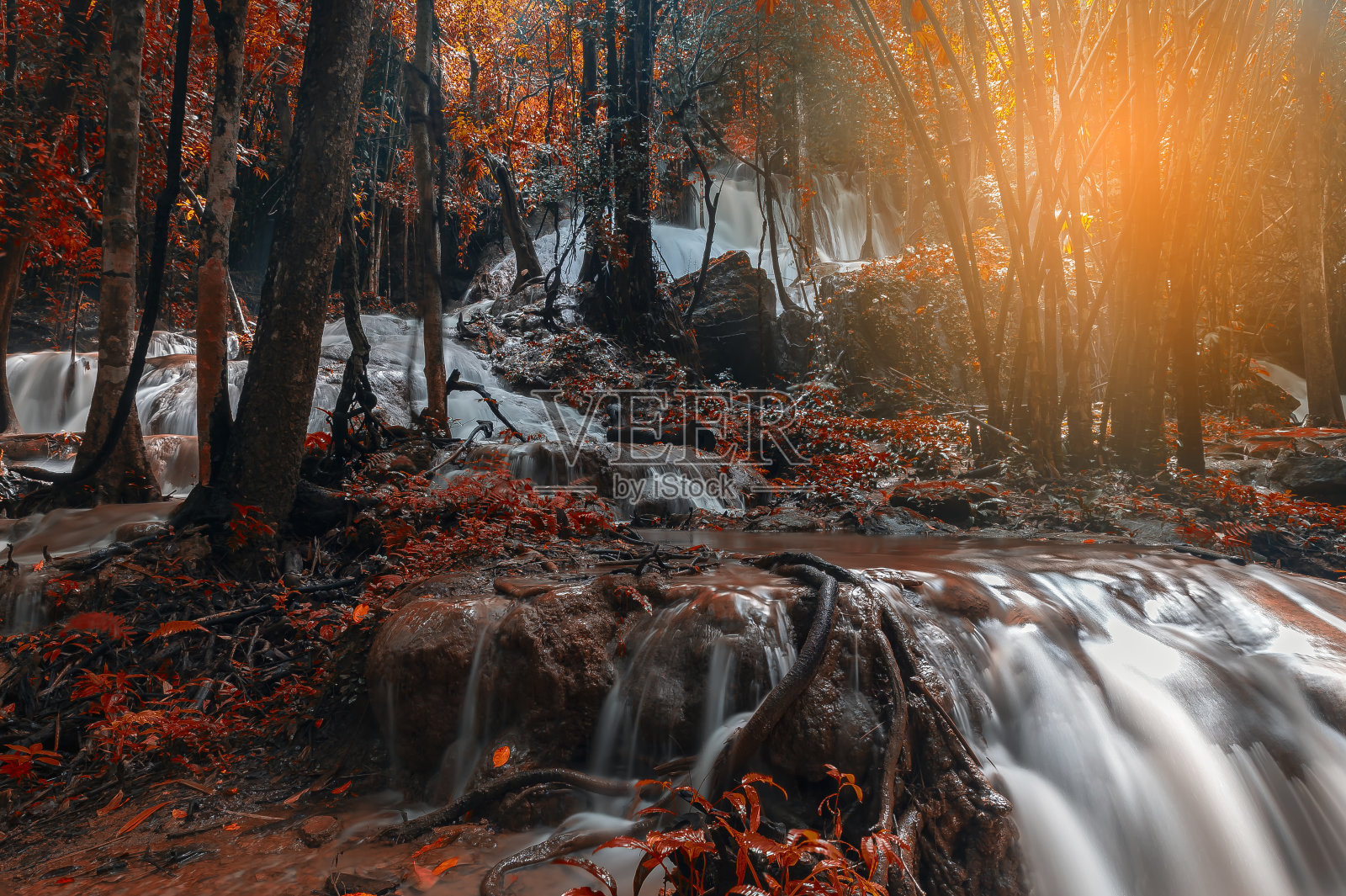 泰国北碧府的帕达瀑布照片摄影图片
