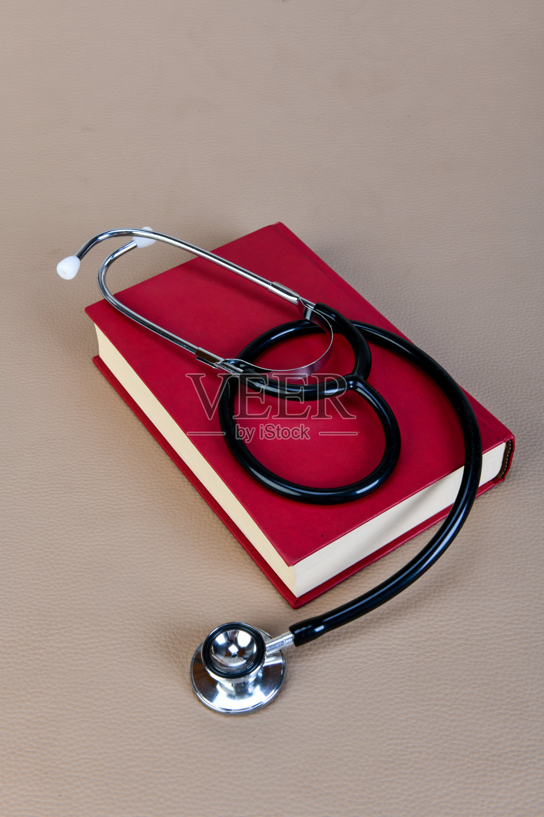 书和听诊器。照片摄影图片