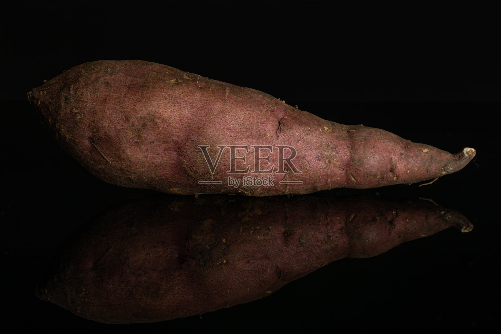 新鲜甘薯孤立在黑色玻璃上照片摄影图片