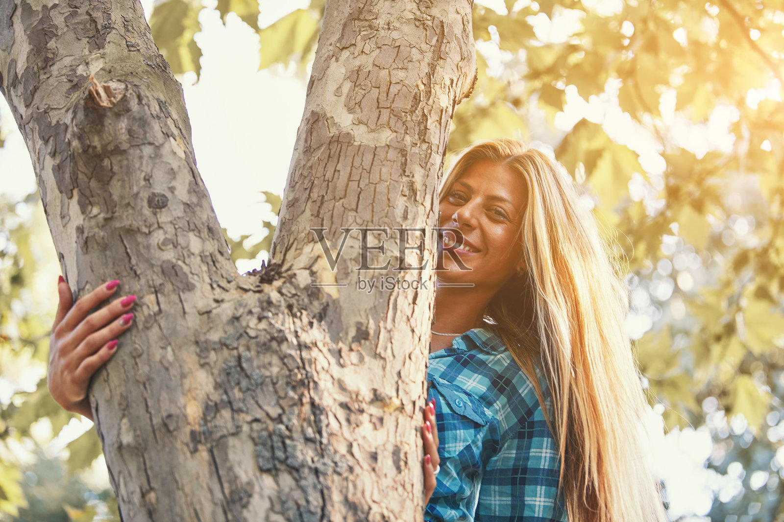 年轻女子享受着秋色的自然。照片摄影图片
