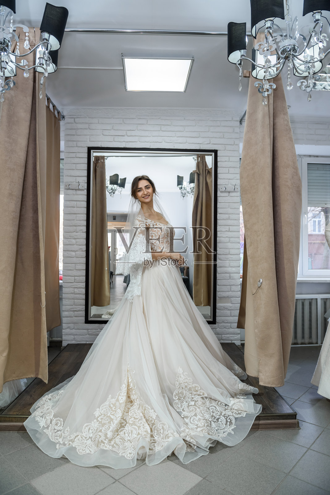 美丽的新娘在沙龙摆婚纱照片摄影图片