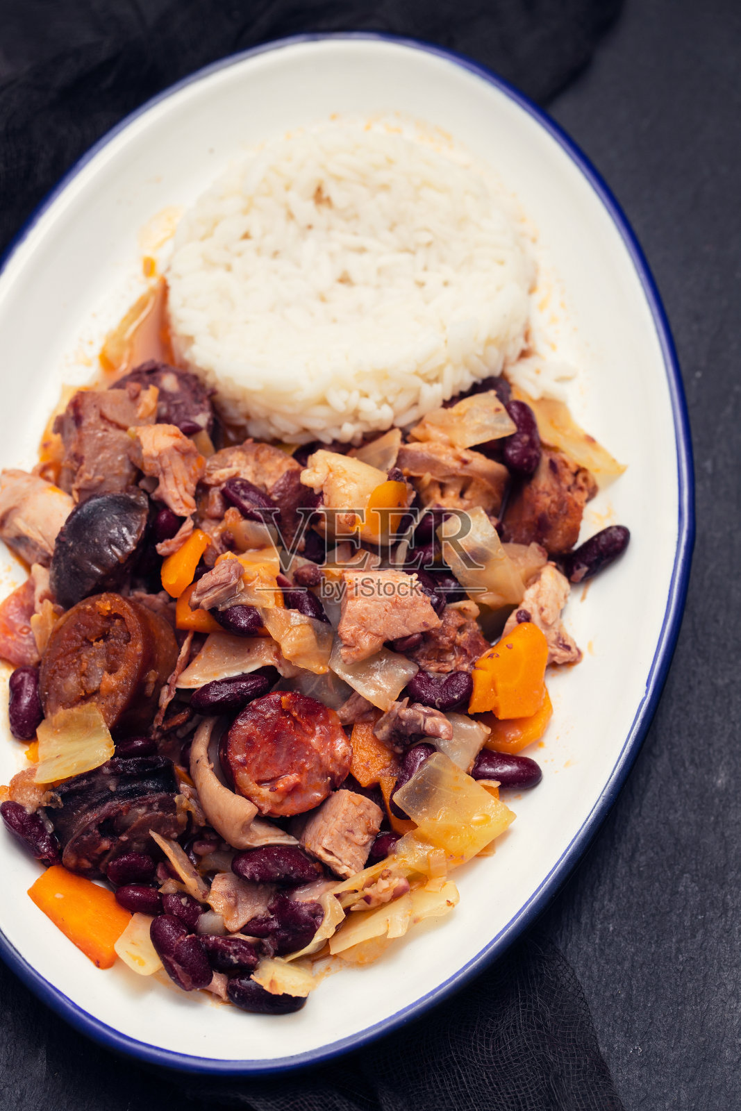 典型的葡萄牙菜feijoada transmontana在白色盘子上照片摄影图片