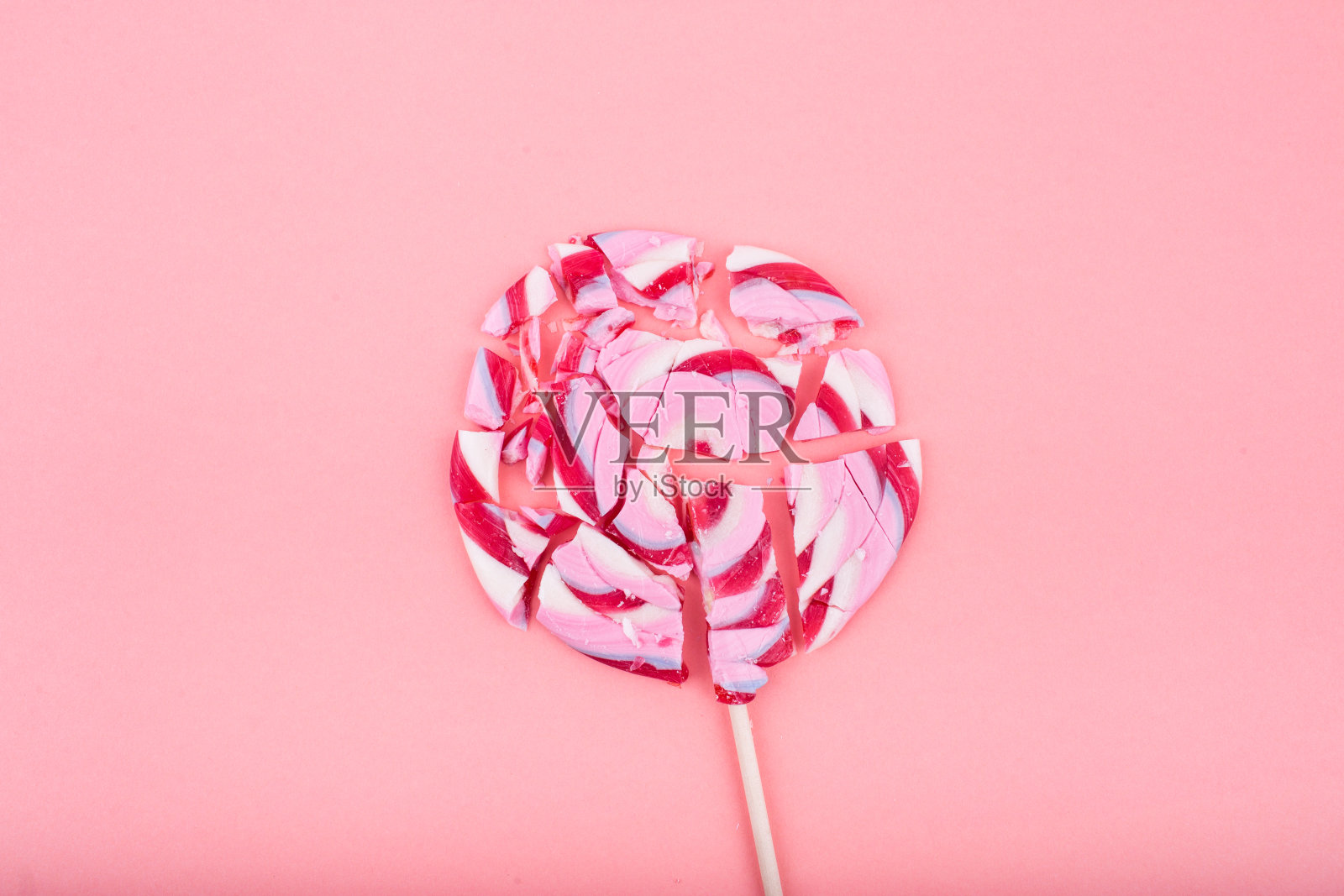 一块破碎的糖果在年度颜色宣传健康饮食和抗糖。照片摄影图片