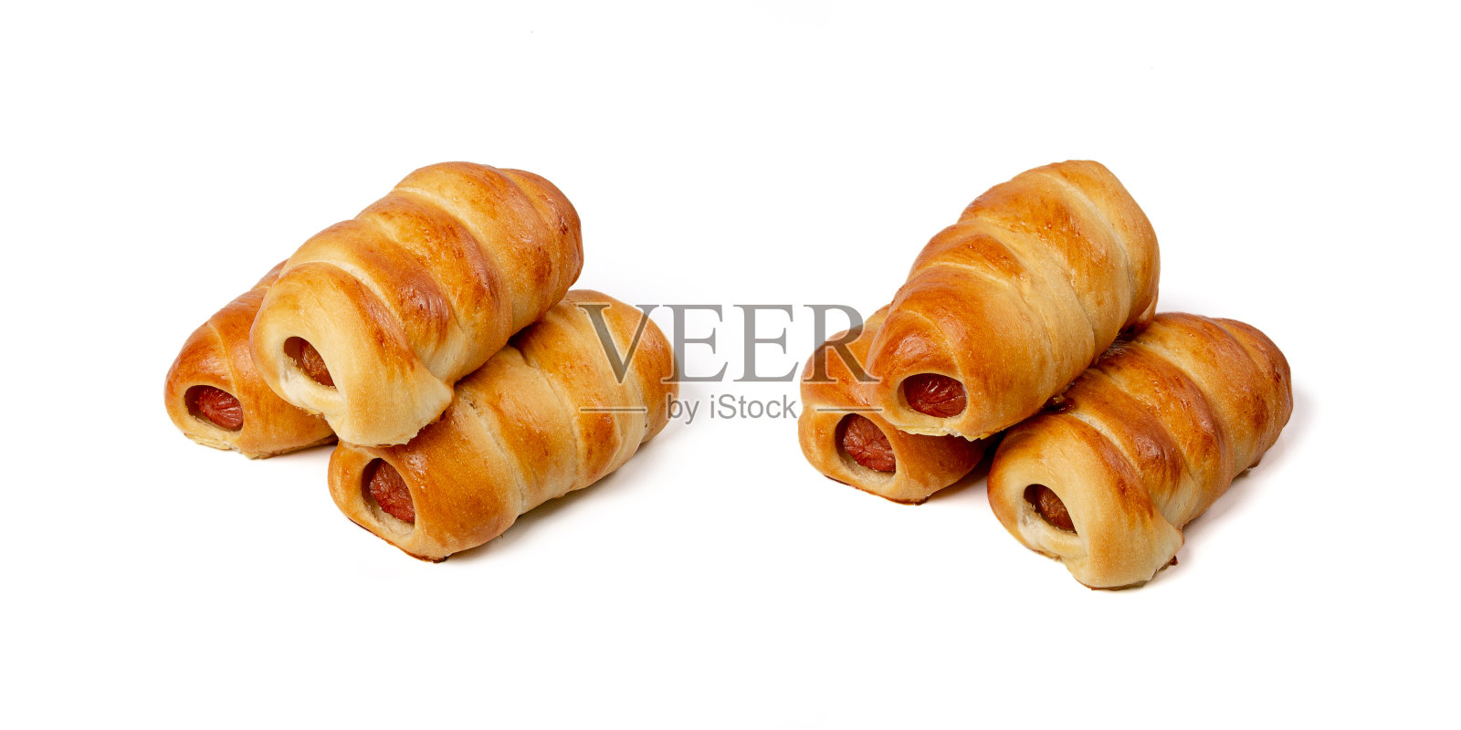 一组新鲜烤香肠在面团孤立在白色的背景照片摄影图片