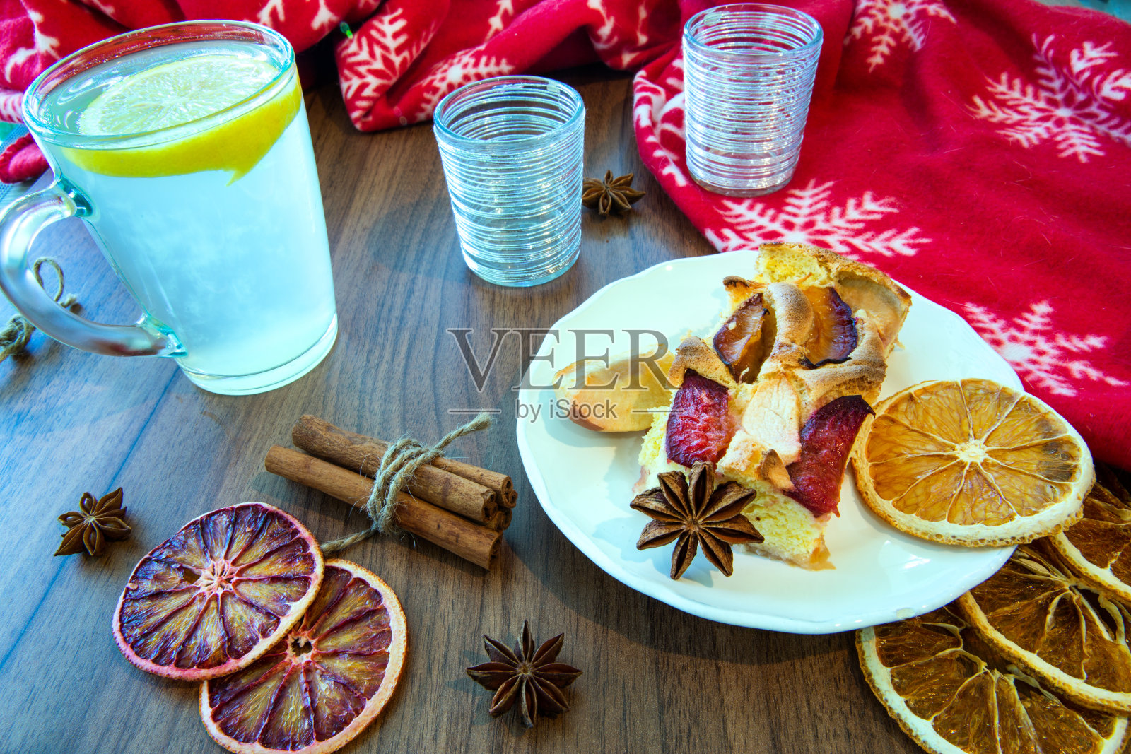 热饮和香料蛋糕，圣诞温馨的概念。照片摄影图片